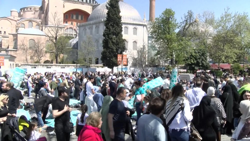 Ayasofya ve Sultanahmet Camii'nde cuma namazı yoğunluğu: Havadan böyle görüntülendi