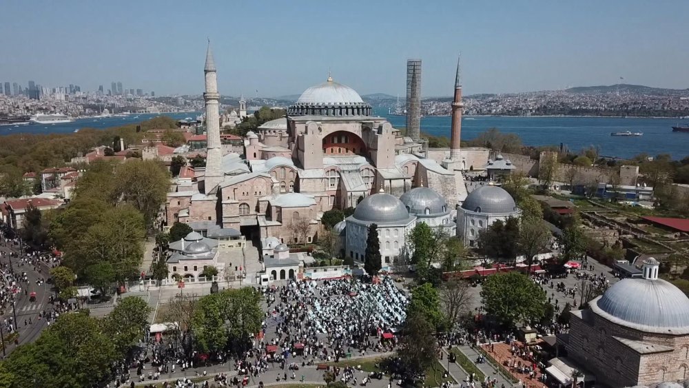 Ayasofya ve Sultanahmet Camii'nde cuma namazı yoğunluğu: Havadan böyle görüntülendi