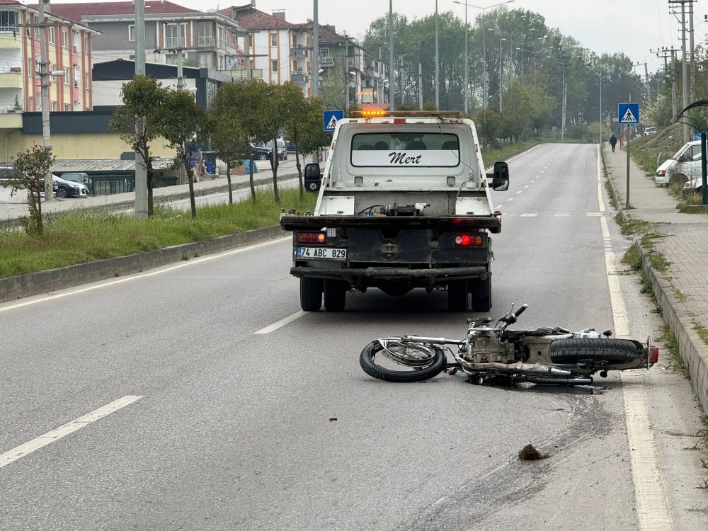 Feci kaza: Metrelerce sürüklenen motosikletli genç hayatını kaybetti