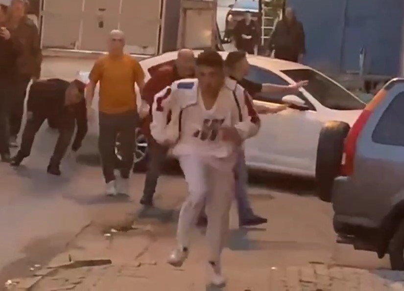 Kıraathanedeki kavga sokağa taştı: Bir genci tekme tokat dövdüler