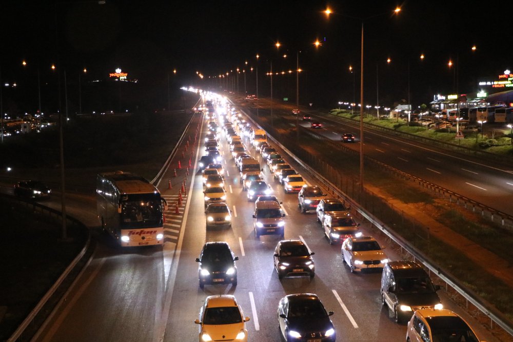 Bayram tatilcilerin dönüş çilesi başladı