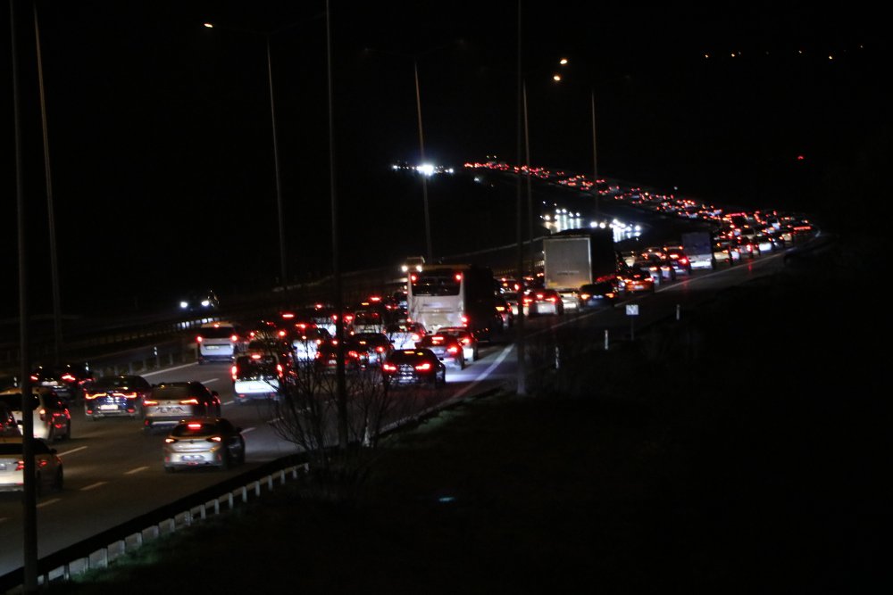 Bayram tatilcilerin dönüş çilesi başladı