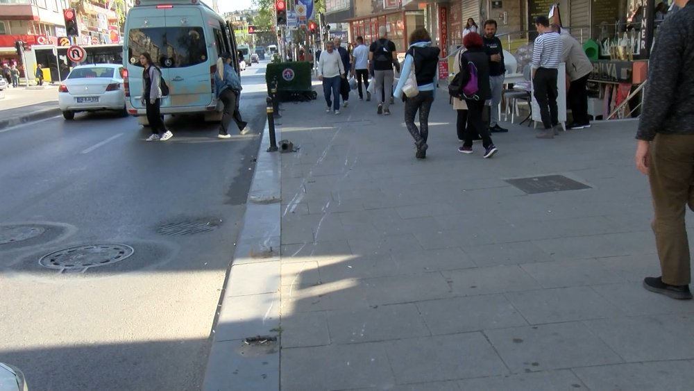 Otomobil, kaldırımda yürüyen kadına çarptı!