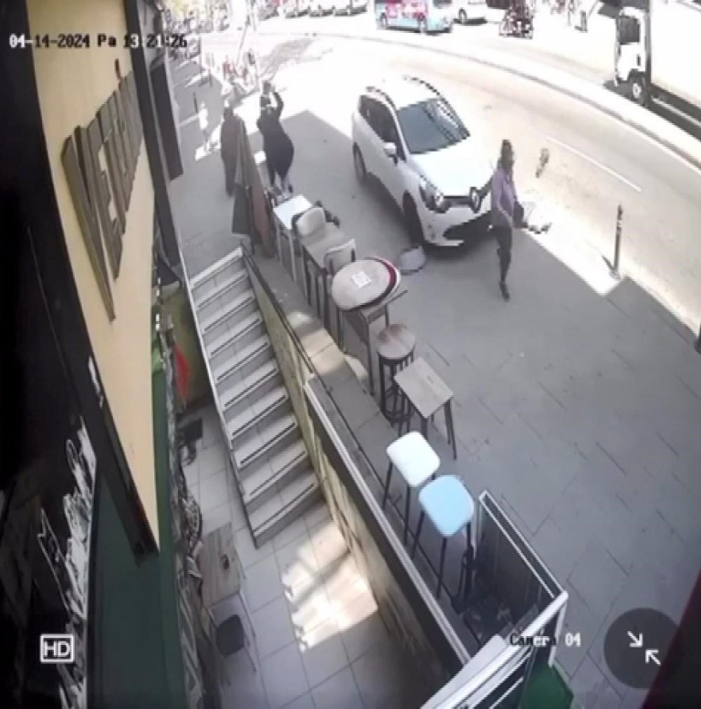 Otomobil, kaldırımda yürüyen kadına çarptı!