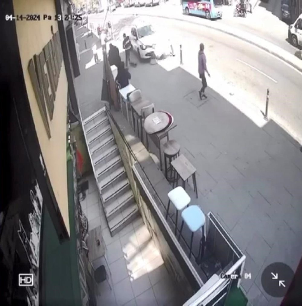 Otomobil, kaldırımda yürüyen kadına çarptı!