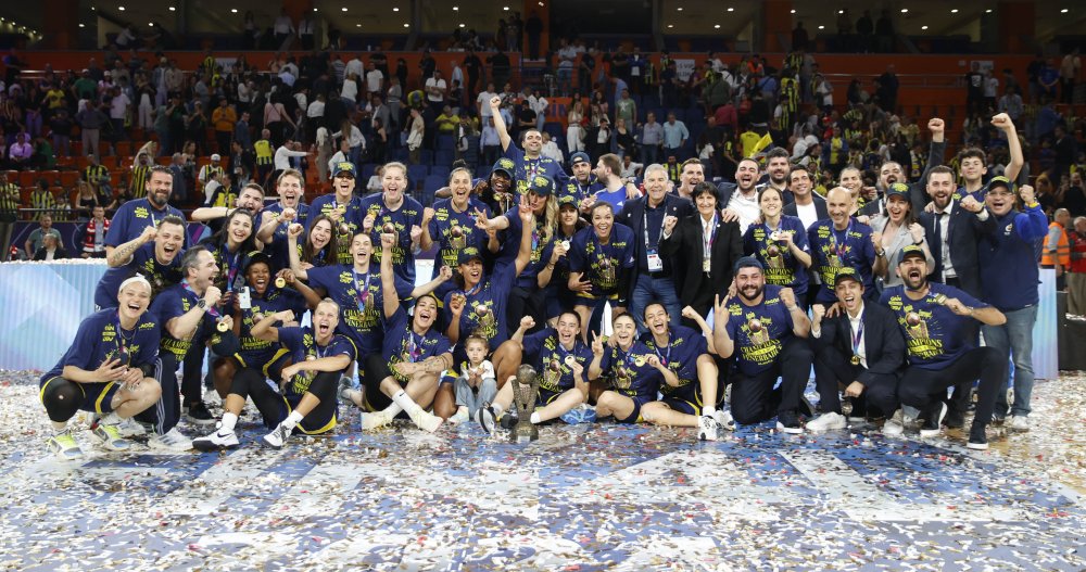 EuroLeague şampiyonu Fenerbahçe Alagöz Holding kupasını aldı