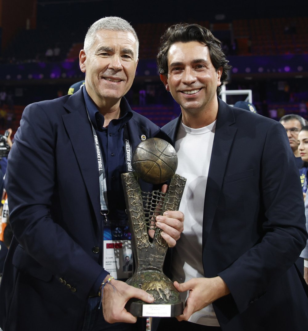EuroLeague şampiyonu Fenerbahçe Alagöz Holding kupasını aldı