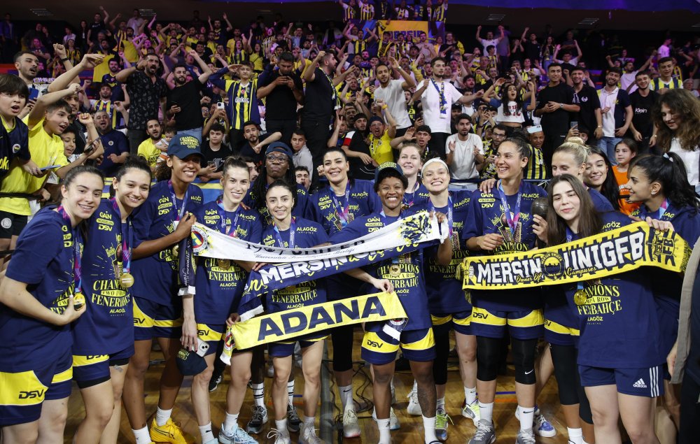 EuroLeague şampiyonu Fenerbahçe Alagöz Holding kupasını aldı