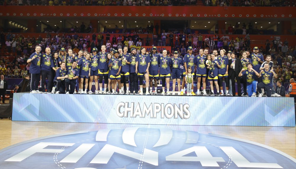 EuroLeague şampiyonu Fenerbahçe Alagöz Holding kupasını aldı