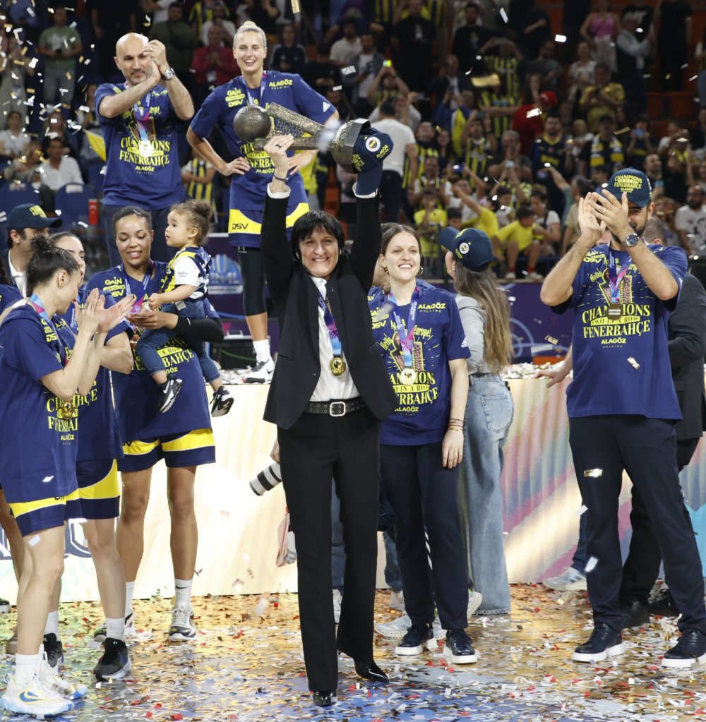 EuroLeague şampiyonu Fenerbahçe Alagöz Holding kupasını aldı