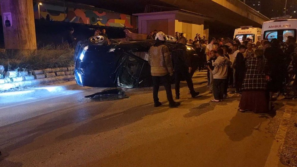 Kaldırıma çarpan otomobil yan yattı: 3 yaralı