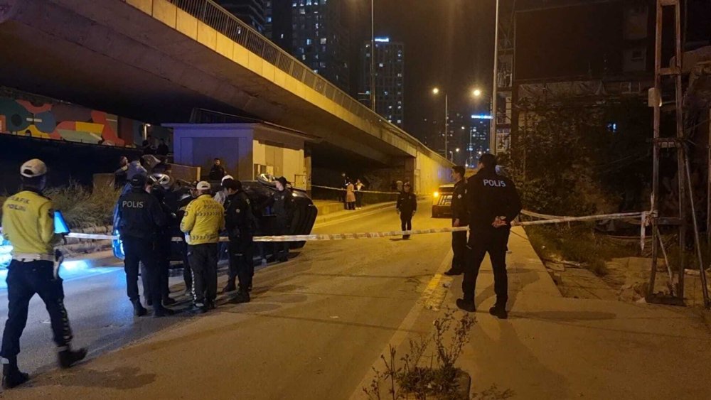 Kaldırıma çarpan otomobil yan yattı: 3 yaralı