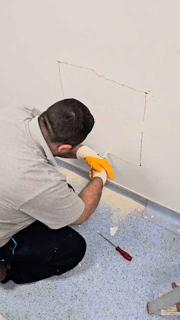 Hastanenin havalandırma boşluğuna düşen yavru kedi kurtarıldı