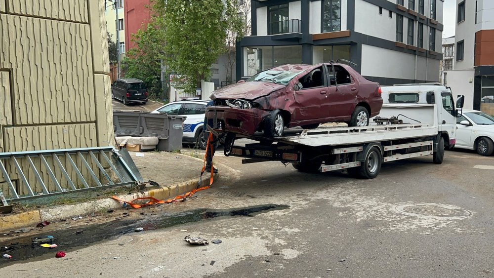 Otomobil alt geçide yuvarlandı!