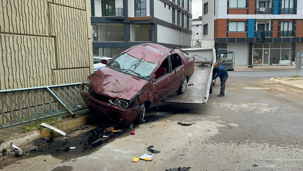 Otomobil alt geçide yuvarlandı!