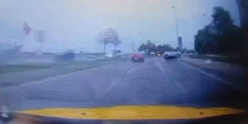 Sahil yolunda otomobil kaldırıma çarpıp yan yattı