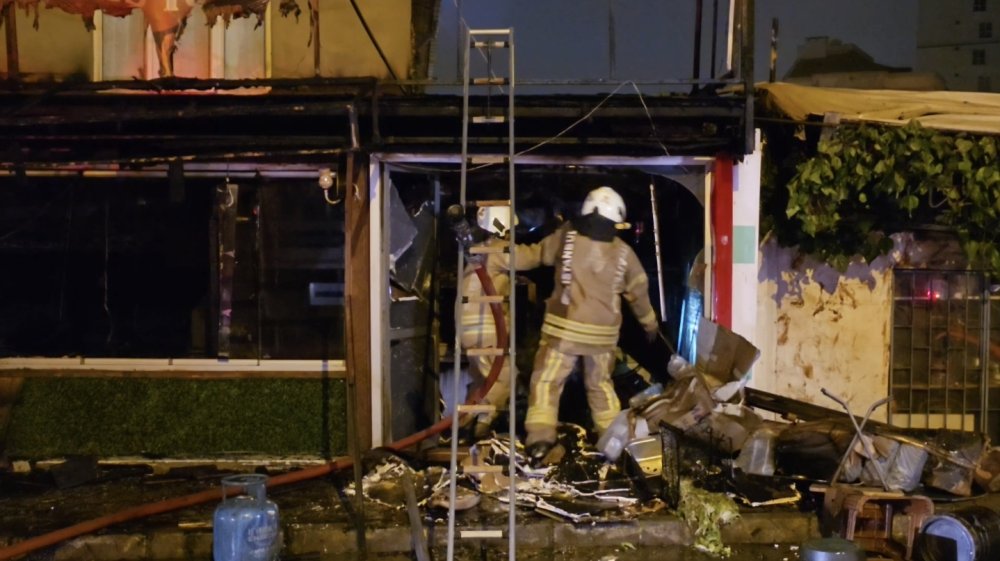 Restoranda başlayan yangın, otomobile ve bitişiğindeki binaya sıçradı