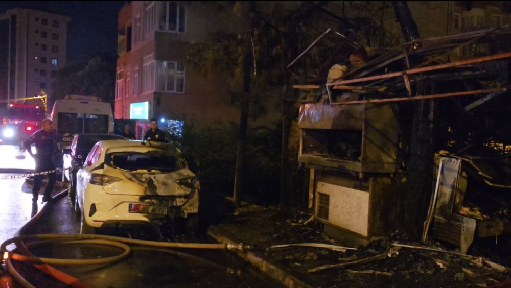 Restoranda başlayan yangın, otomobile ve bitişiğindeki binaya sıçradı