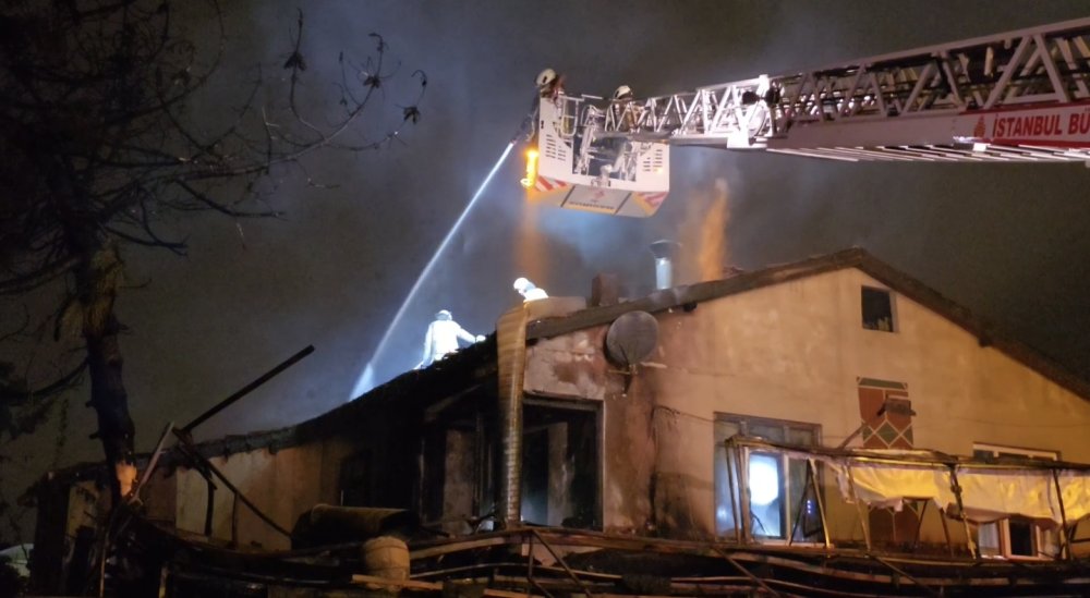 Restoranda başlayan yangın, otomobile ve bitişiğindeki binaya sıçradı