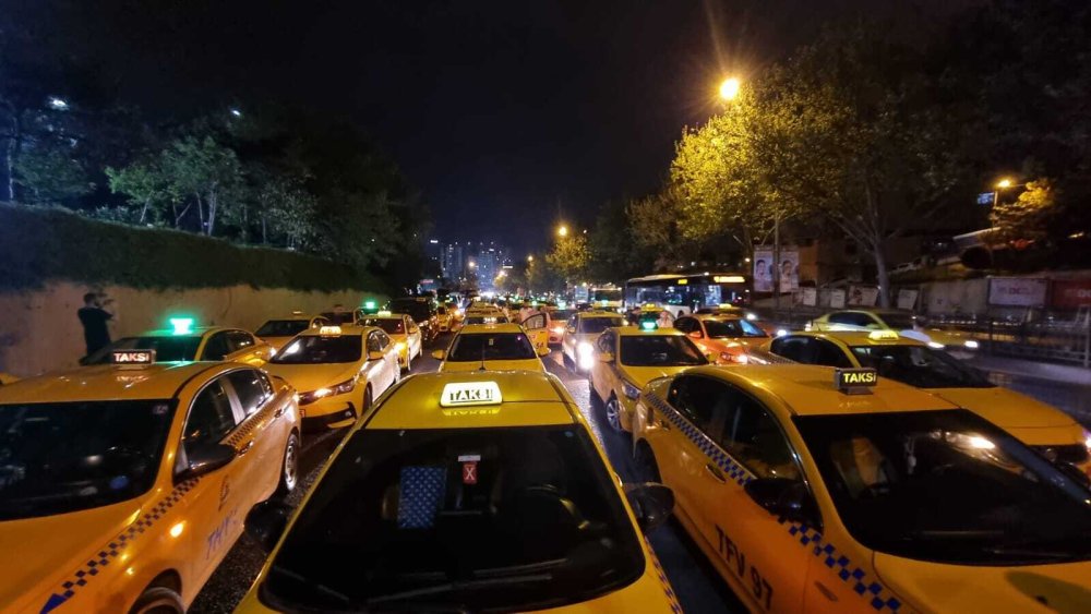 Taksicinin cenazesine yüzlerce metrelik konvoy