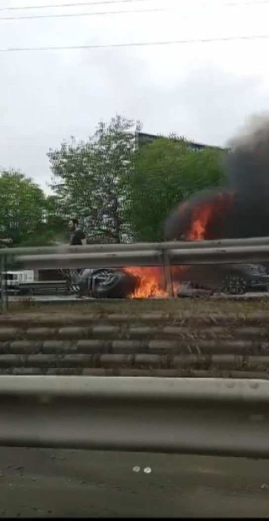 Emniyet şeridindeki araca iki motosiklet çarptı: 2 yaralı