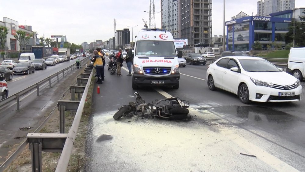 Emniyet şeridindeki araca iki motosiklet çarptı: 2 yaralı