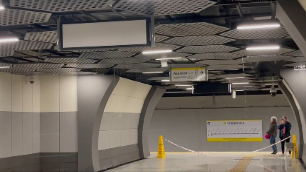 İstanbul'da yağmur etkili oluyor: Yenibosna Metro İstasyonu'nu su bastı