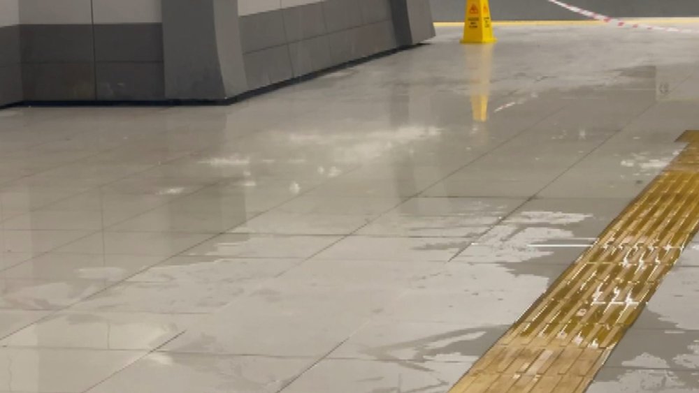 İstanbul'da yağmur etkili oluyor: Yenibosna Metro İstasyonu'nu su bastı