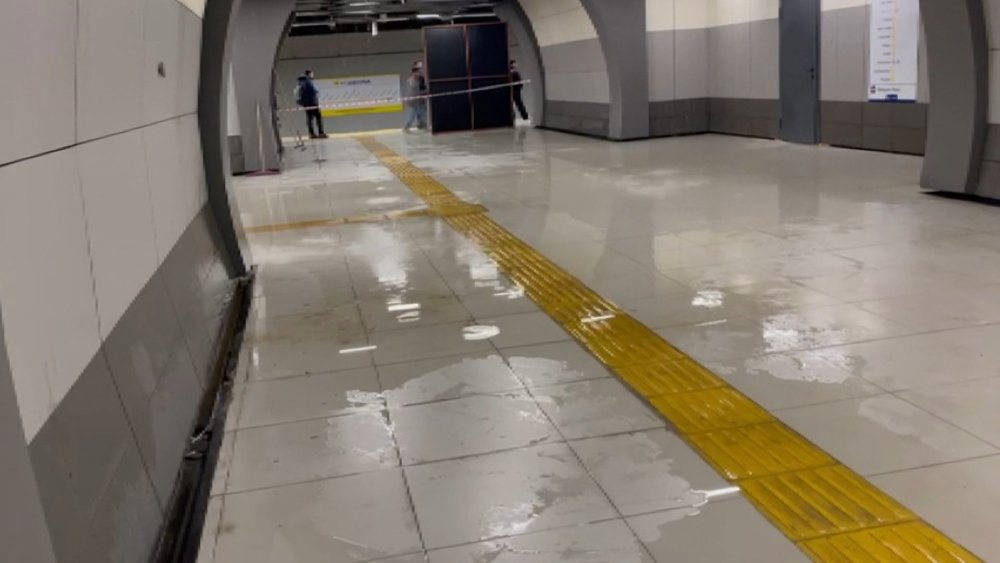 İstanbul'da yağmur etkili oluyor: Yenibosna Metro İstasyonu'nu su bastı