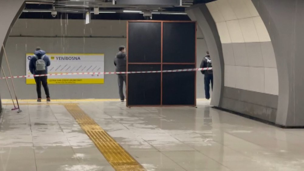 İstanbul'da yağmur etkili oluyor: Yenibosna Metro İstasyonu'nu su bastı