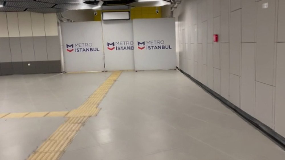 İstanbul'da yağmur etkili oluyor: Yenibosna Metro İstasyonu'nu su bastı