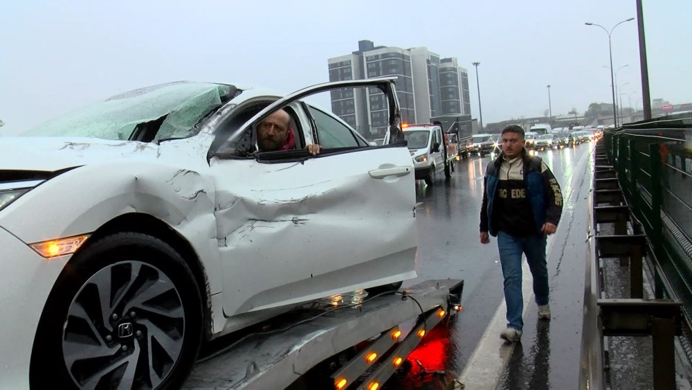 TEM Otoyolu'nu kilitleyen kaza: Yaralılar var, uzun araç kuyrukları oluştu