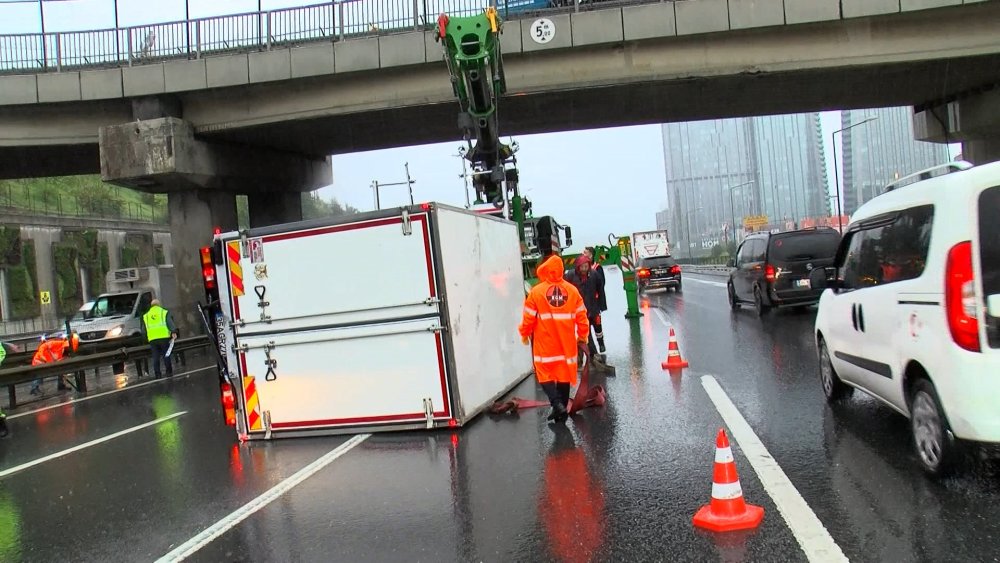 TEM Otoyolu'nu kilitleyen kaza: Yaralılar var, uzun araç kuyrukları oluştu