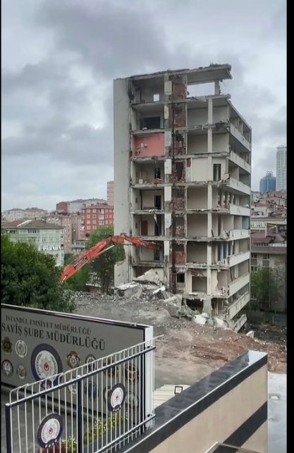 Bina yıkımında kedi paniği!