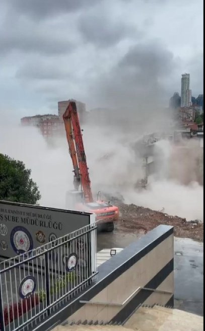 Bina yıkımında kedi paniği!