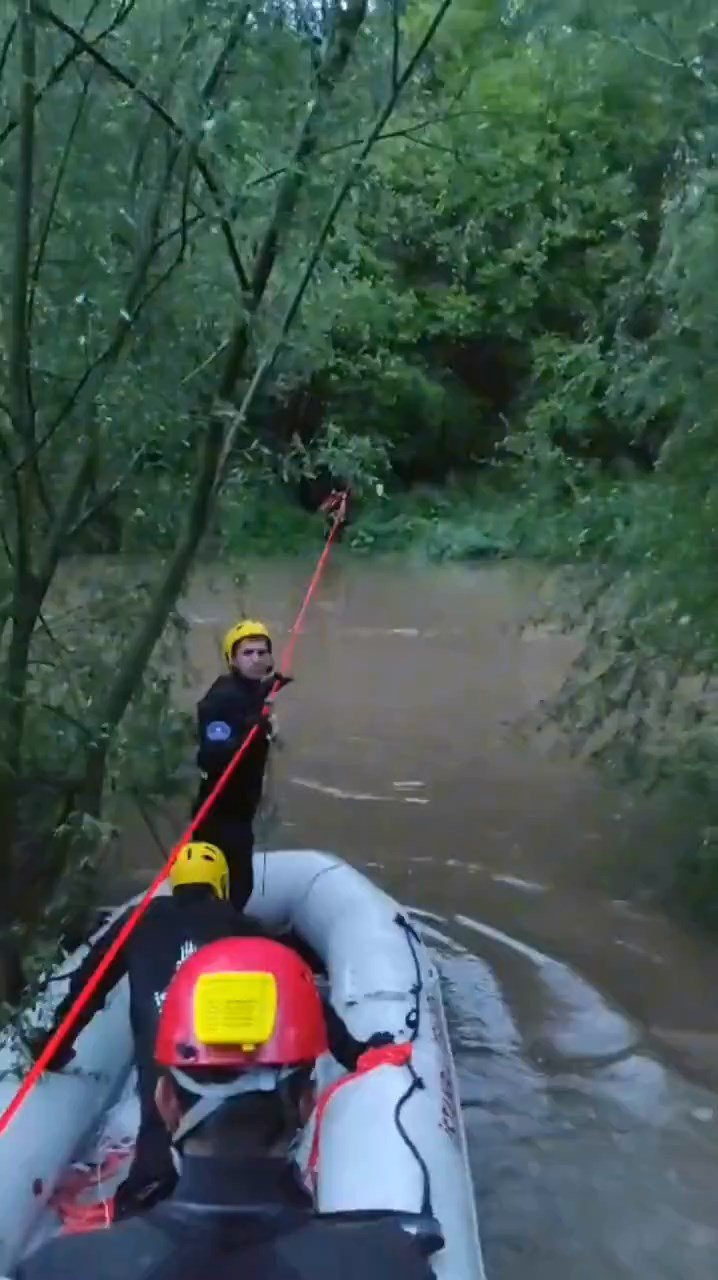 Dere kenarında mahsur kalan 5 kişiyi itfaiye kurtardı