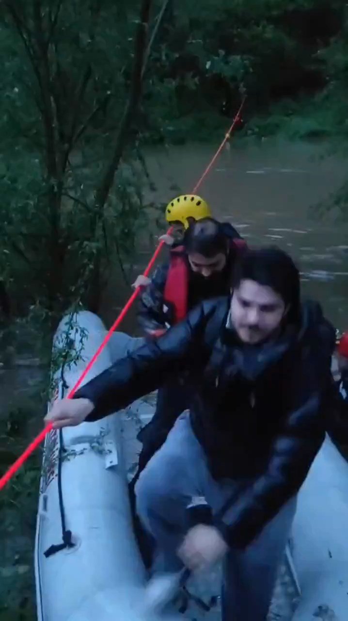 Dere kenarında mahsur kalan 5 kişiyi itfaiye kurtardı