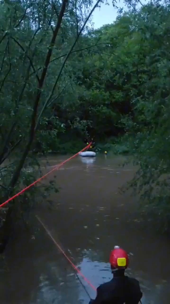 Dere kenarında mahsur kalan 5 kişiyi itfaiye kurtardı