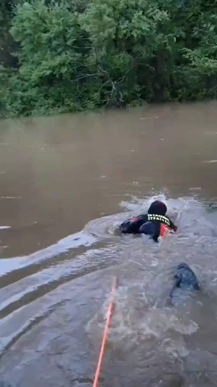 Dere kenarında mahsur kalan 5 kişiyi itfaiye kurtardı