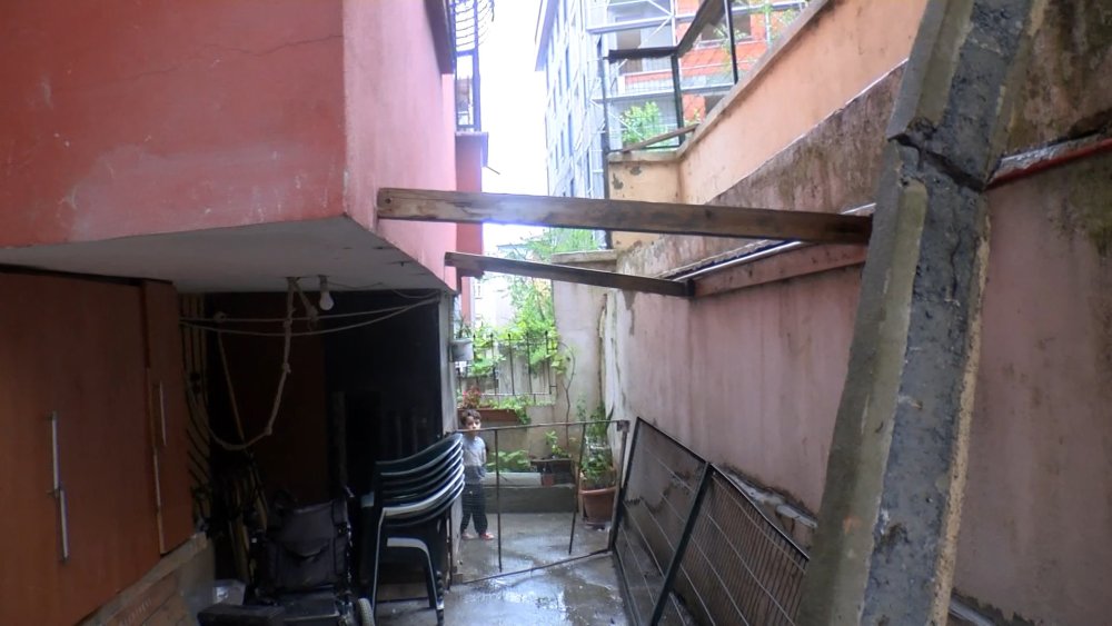 İstanbul Küçükçekmece'de istinat duvarında çökme