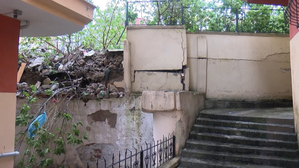 İstanbul Küçükçekmece'de istinat duvarında çökme