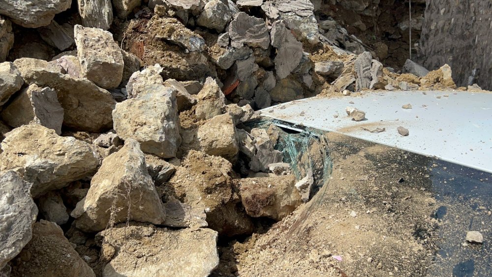 İstanbul Üsküdar’da sitenin duvarı iki otomobilin üzerine çöktü