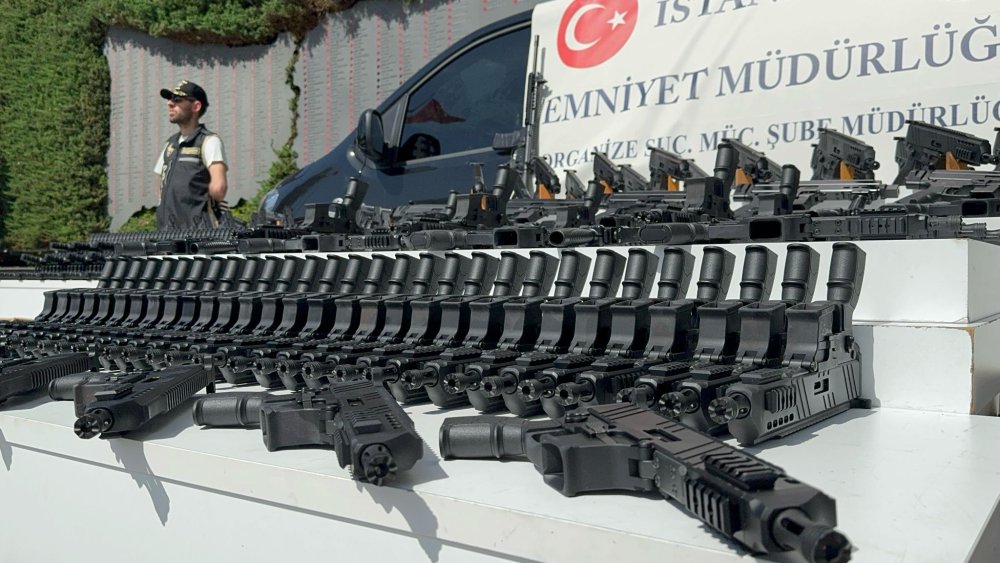 11 ilde operasyon: Ele geçirilenler emniyette sergilendi