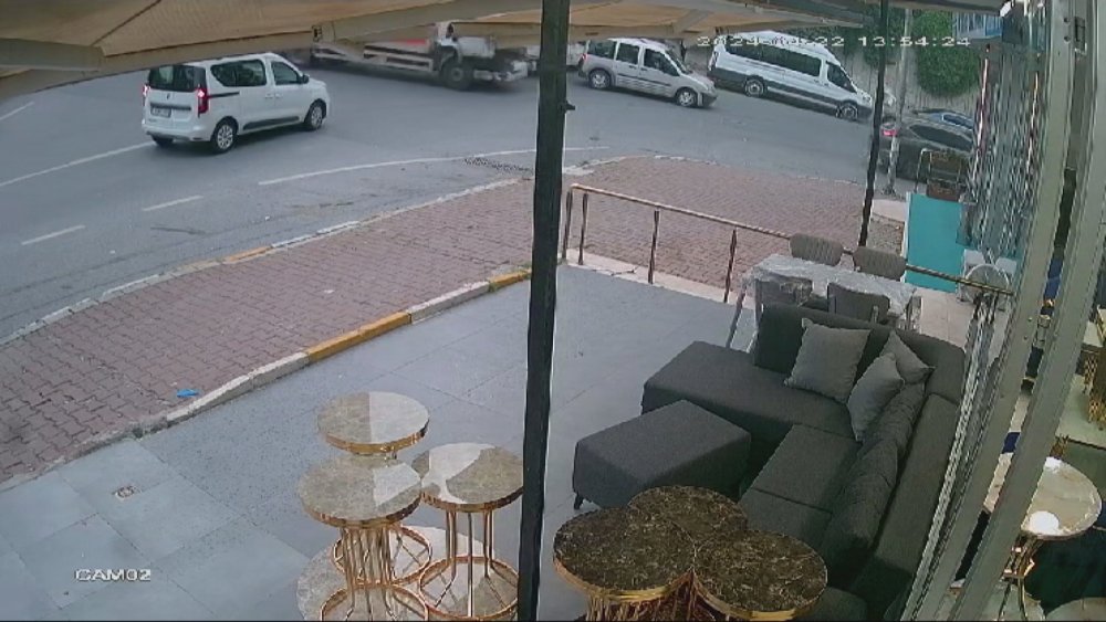 Yokuştan kayan kamyon çok sayıda araca çarpmıştı: Kaza anı ortaya çıktı