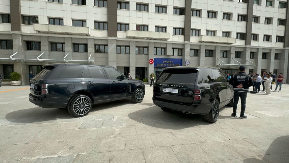 İstanbul’da lüks otomobil kaçakçılarına operasyon: Araçlar emniyette sergilendi