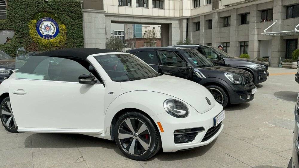 İstanbul’da lüks otomobil kaçakçılarına operasyon: Araçlar emniyette sergilendi