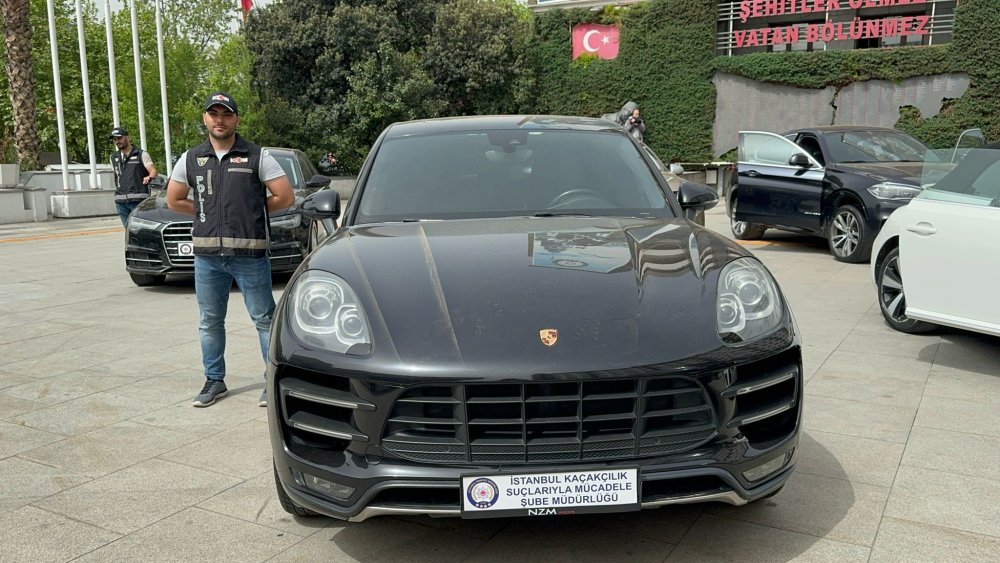 İstanbul’da lüks otomobil kaçakçılarına operasyon: Araçlar emniyette sergilendi