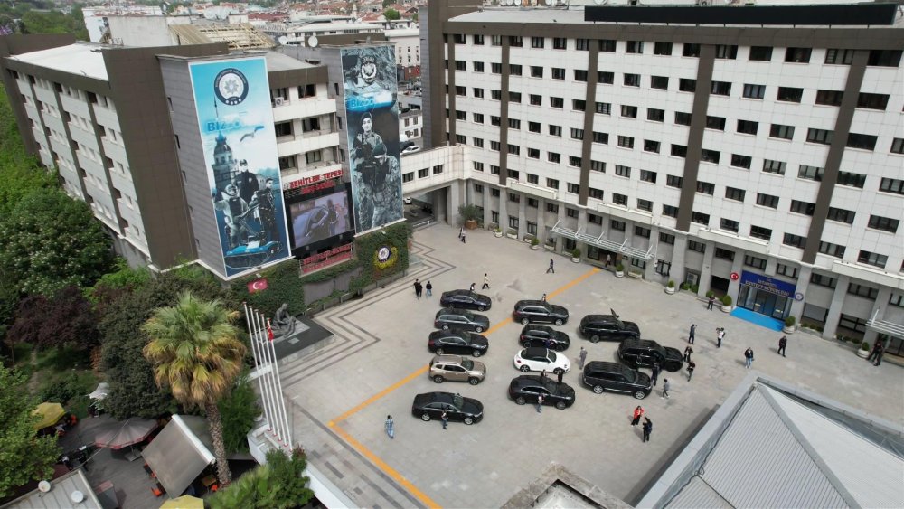 İstanbul’da lüks otomobil kaçakçılarına operasyon: Araçlar emniyette sergilendi