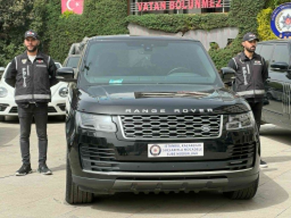 İstanbul’da lüks otomobil kaçakçılarına operasyon: Araçlar emniyette sergilendi