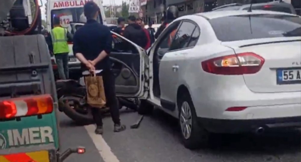 motosiklet sürücüsü, otomobilin açılan kapısına çarptı
